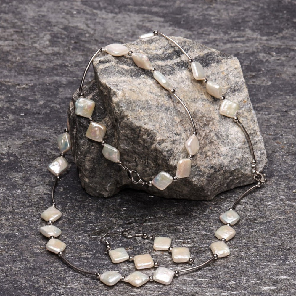 Sett med kjede, armbånd og øredobber i skjell