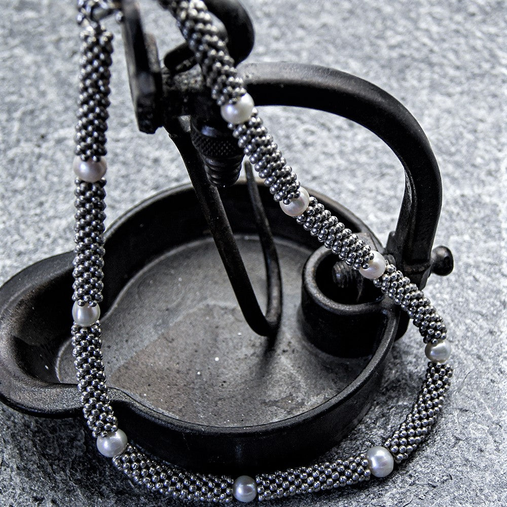 Kjede med hvite ferskvannsperler og metallringer