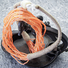 Last inn bildet i Galleri-visningsprogrammet, Kjede med hyssing og lange glassperler,  oransj
