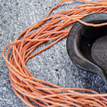 Last inn bildet i Galleri-visningsprogrammet, Kjede med hyssing og lange glassperler,  oransj
