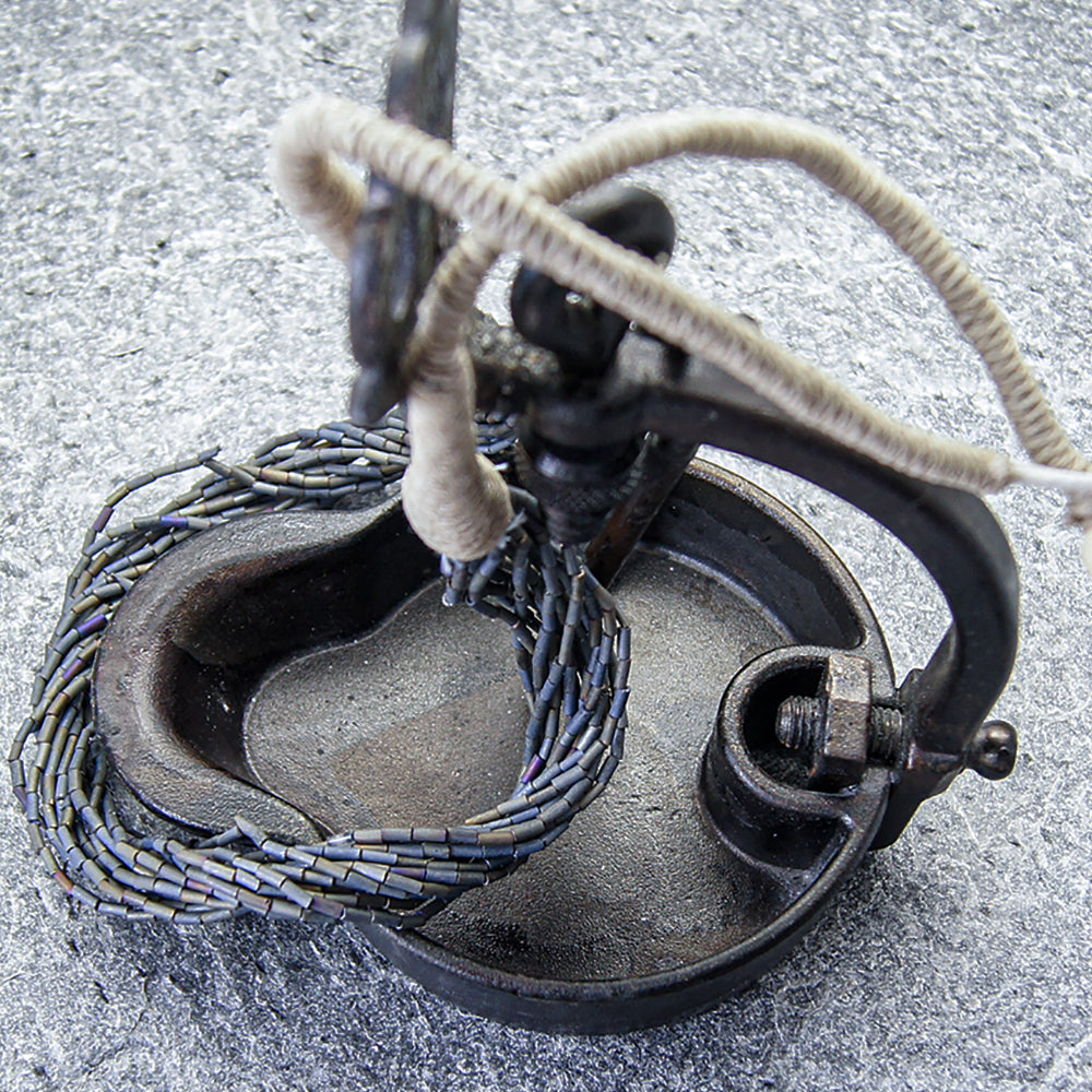 Kjede med hyssing og lange glassperler, gråbrun