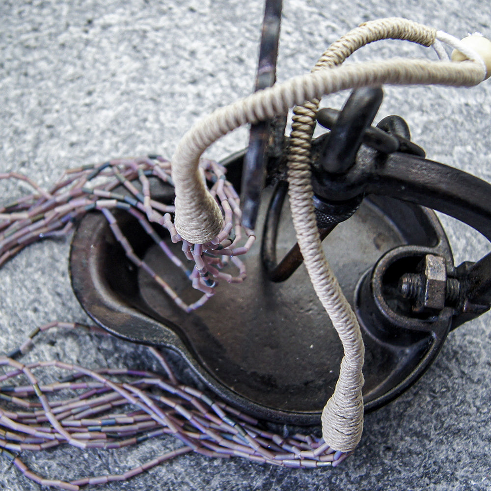 Kjede med hyssing og lange glassperler,  sart lilla