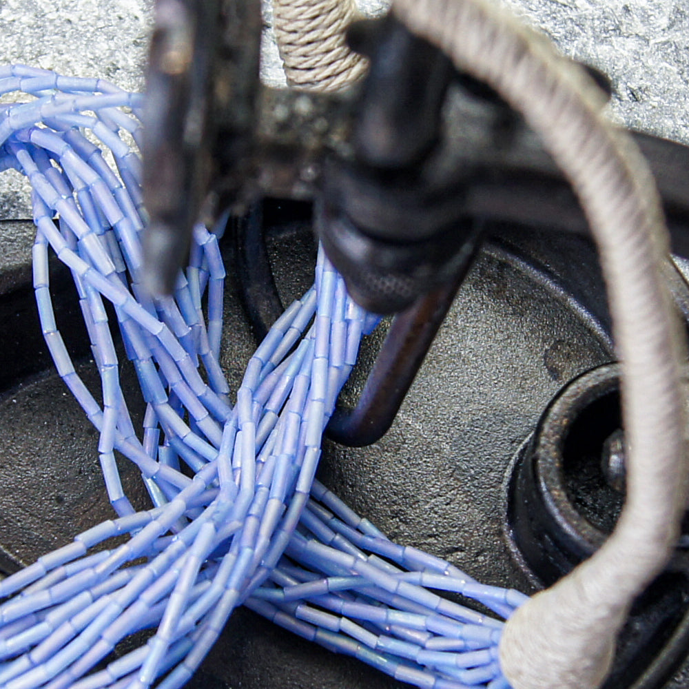 Kjede med hyssing og lange glassperler,  sart blå