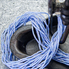 Last inn bildet i Galleri-visningsprogrammet, Kjede med hyssing og lange glassperler,  sart blå
