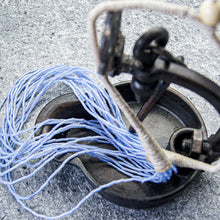 Last inn bildet i Galleri-visningsprogrammet, Kjede med hyssing og lange glassperler,  sart blå
