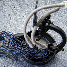 Last inn bildet i Galleri-visningsprogrammet, Kjede med hyssing og lange glassperler,  mix lilla
