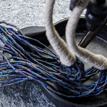 Last inn bildet i Galleri-visningsprogrammet, Kjede med hyssing og lange glassperler,  mix lilla
