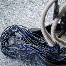 Last inn bildet i Galleri-visningsprogrammet, Kjede med hyssing og lange glassperler,  mix lilla
